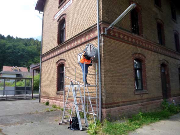 Montage Bahnhofsuhr. D. Diehl