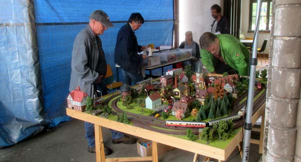 Unterm Bahnsteigdach. D. Diehl