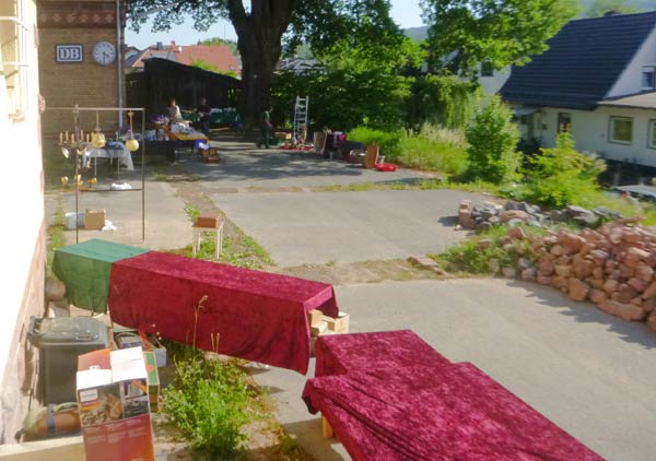 Aufbau beim Hofflohmarkt. D. Diehl